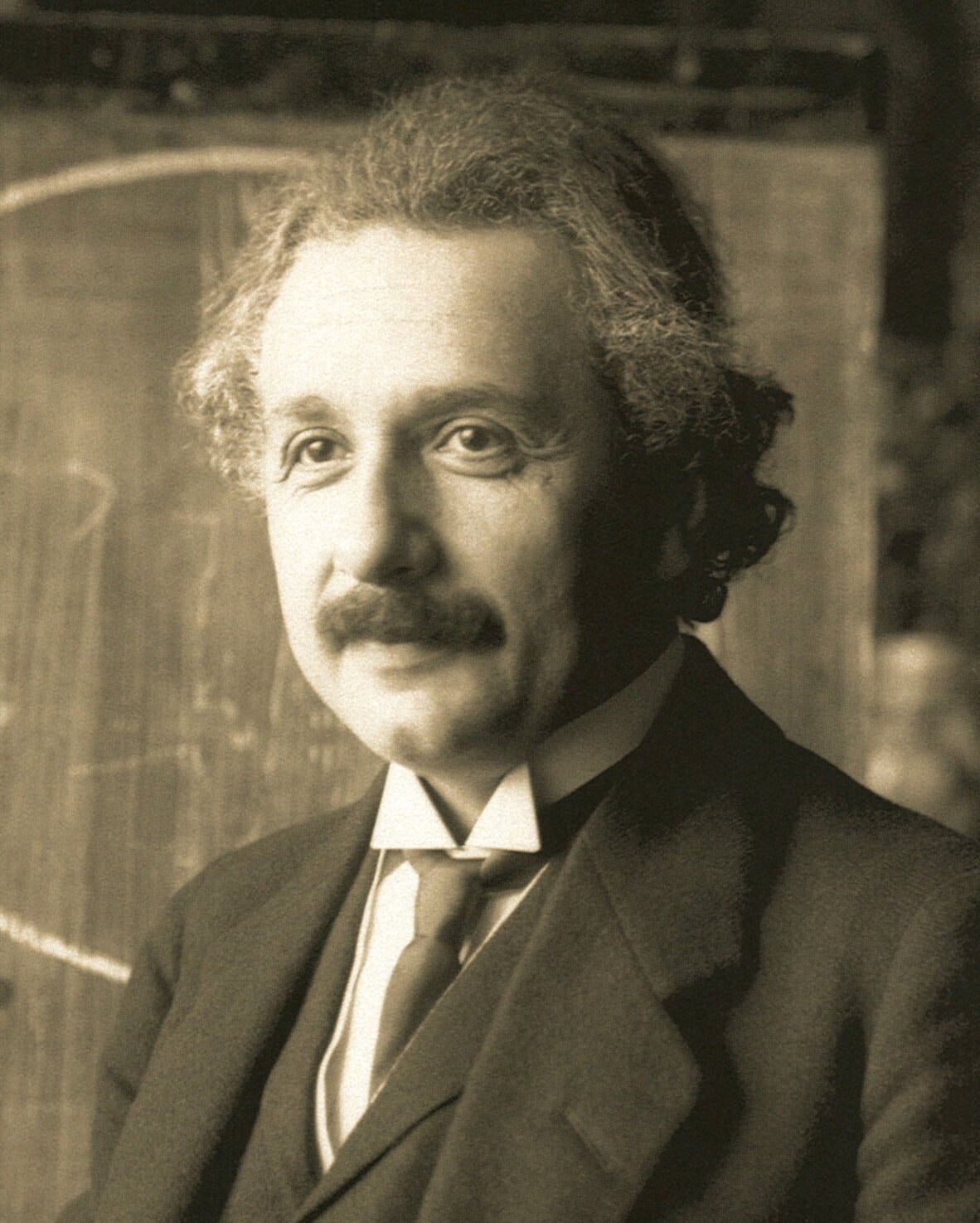 Albert Einstein urodził się w 1879 roku w Niemczech, niemniej jego kariera naukowa związana była ze Szwajcarią, a w latach 30. XX wieku z USA Źródło: Ferdinand Schmutzer, Albert Einstein urodził się w 1879 roku w Niemczech, niemniej jego kariera naukowa związana była ze Szwajcarią, a w latach 30. XX wieku z USA , domena publiczna.