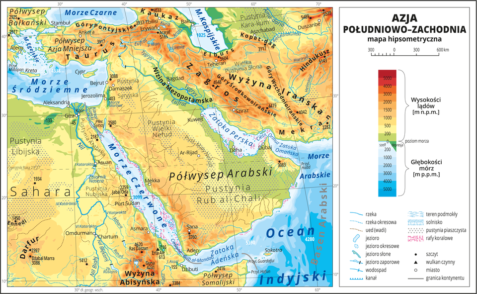 Ilustracja przedstawia mapę hipsometryczną Azji Południowo-Zachodniej. W obrębie lądów występują obszary w kolorze zielonym, żółtym, pomarańczowym i czerwonym. Przeważają wyżyny i góry, kropkowaniem oznaczono liczne pustynie. Morza zaznaczono kolorem niebieskim. Na mapie opisano nazwy półwyspów, wysp, nizin, wyżyn i pasm górskich, mórz, zatok, rzek i jezior. Oznaczono i opisano stolice i główne miasta. Oznaczono czarnymi kropkami i opisano szczyty górskie. Trójkątami oznaczono czynne wulkany i podano ich wysokości. Mapa pokryta jest równoleżnikami i południkami. Dookoła mapy w białej ramce opisano współrzędne geograficzne co dziesięć stopni. W legendzie umieszczono i opisano znaki użyte na mapie.