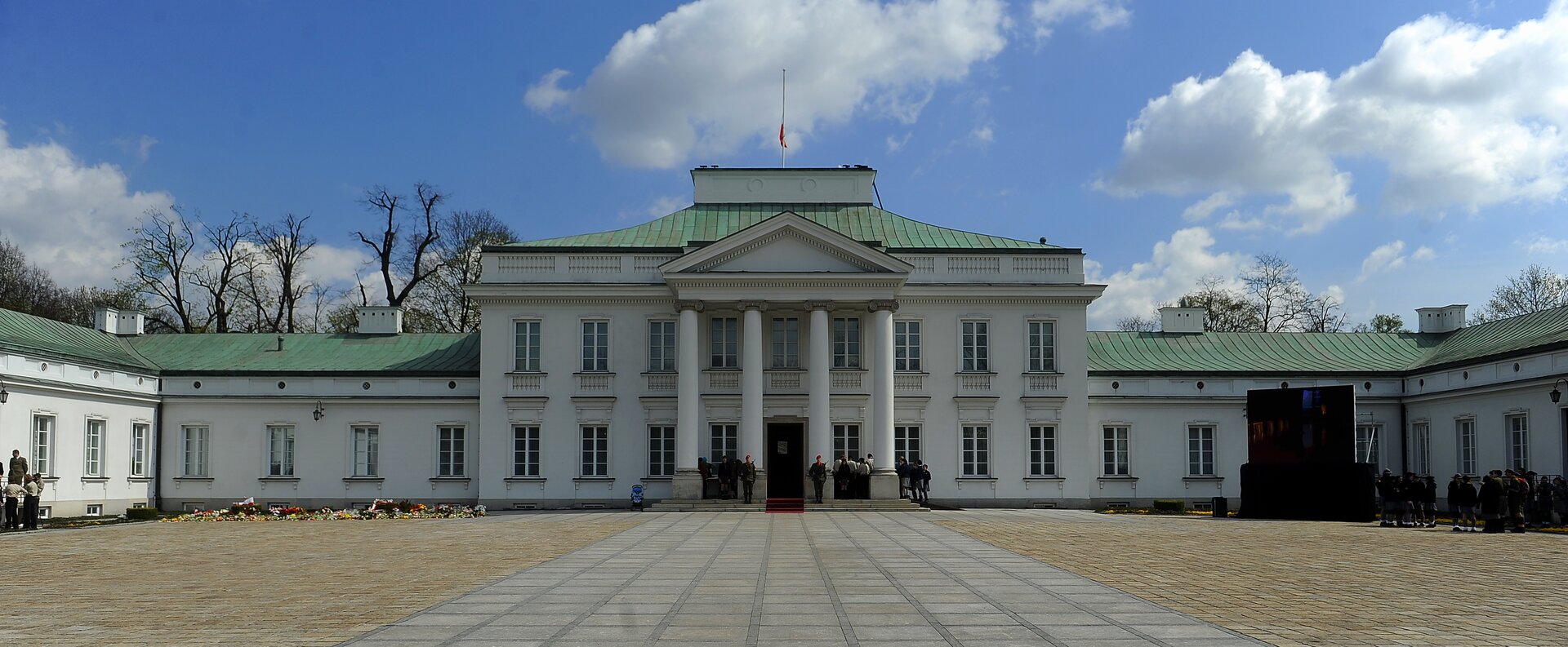 Klasycystyczny pałac – siedziba Naczelnika Państwa, a w latach 1922–1926 prezydenta Źródło: Klasycystyczny pałac – siedziba Naczelnika Państwa, a w latach 1922–1926 prezydenta , domena publiczna.