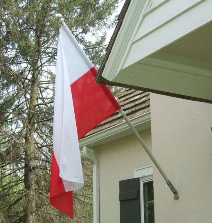 Flaga Polski na budynku mieszkalnym Flaga Polski na budynku mieszkalnym Źródło: domena publiczna.