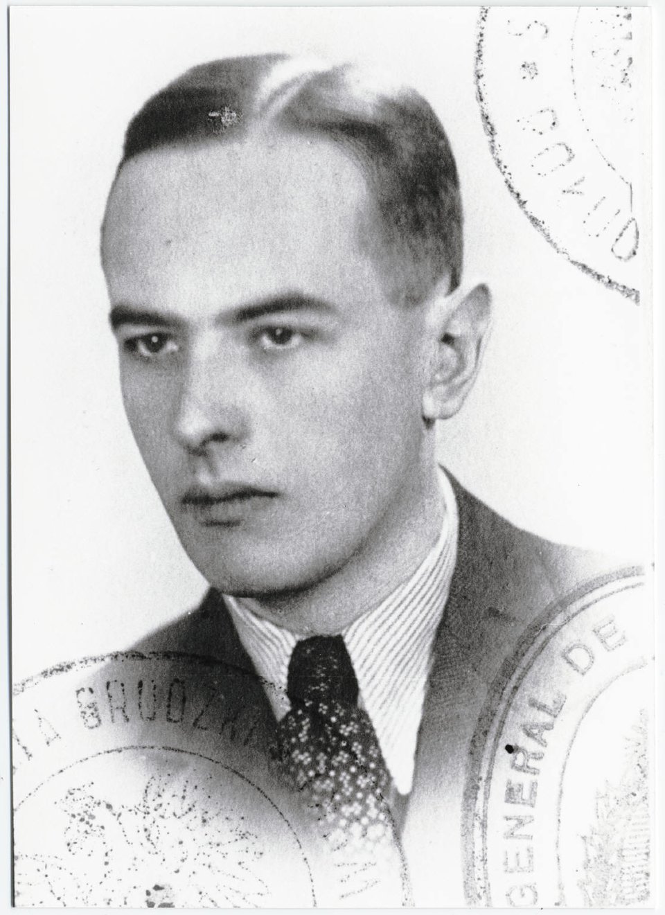 Zdjęcie paszportowe Witolda Gombrowicza, 1939 Zdjęcie paszportowe Witolda Gombrowicza, 1939 Źródło: domena publiczna.