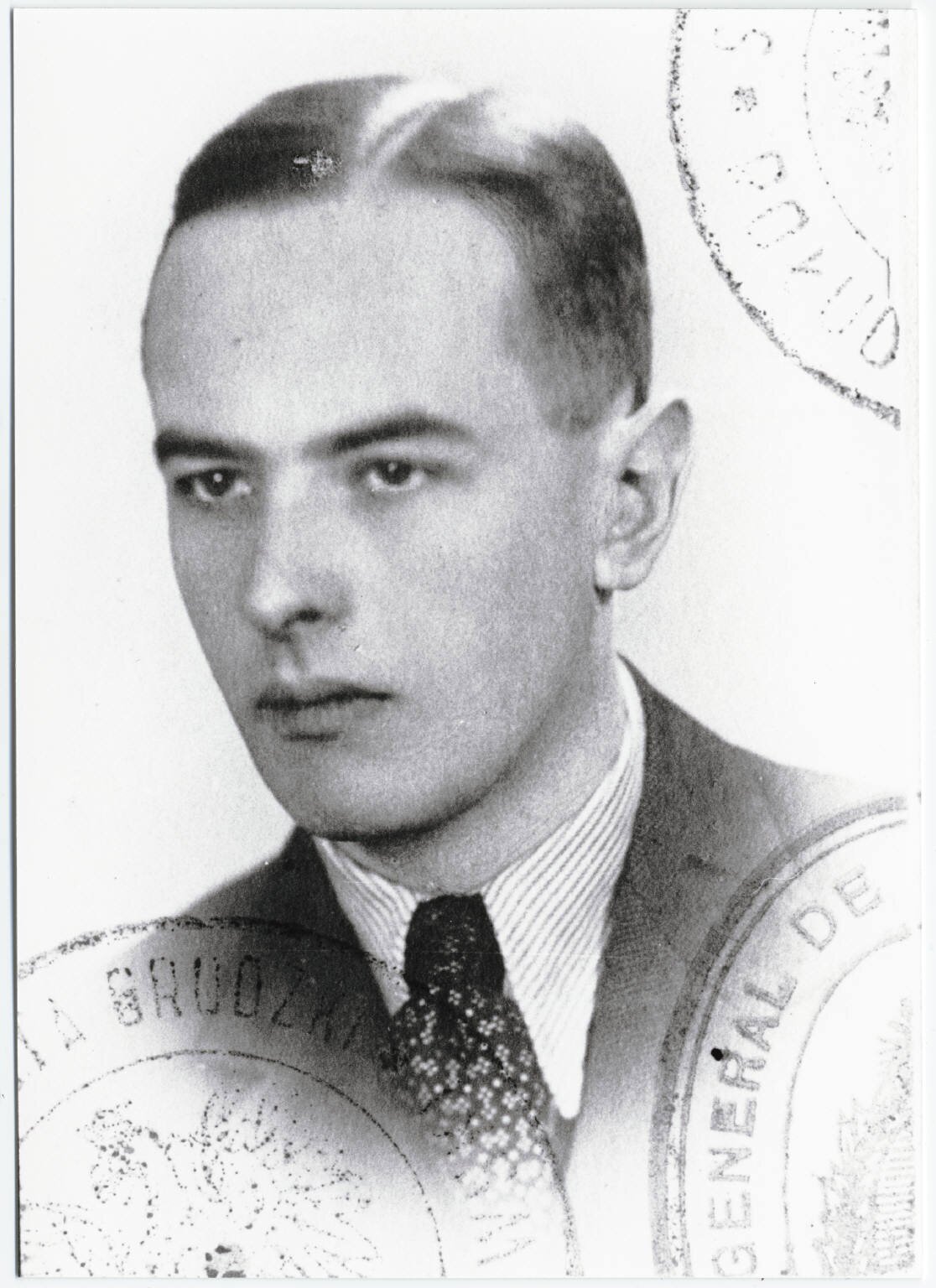 Zdjęcie paszportowe Witolda Gombrowicza, 1939 Zdjęcie paszportowe Witolda Gombrowicza, 1939 Źródło: domena publiczna.