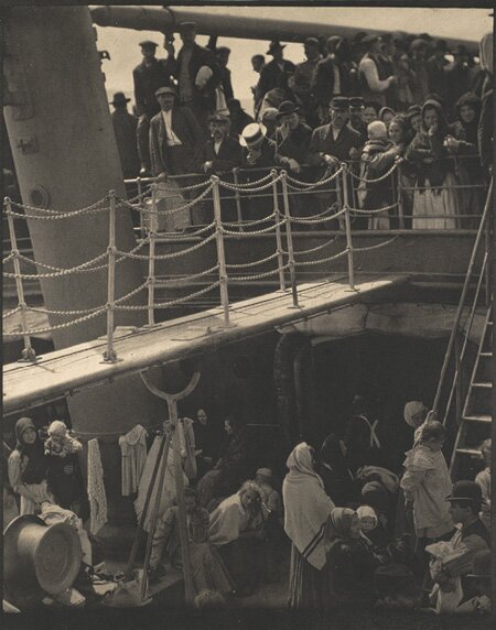 Dolny pokład Źródło: Alfred Stieglitz, Dolny pokład, 1907, domena publiczna.