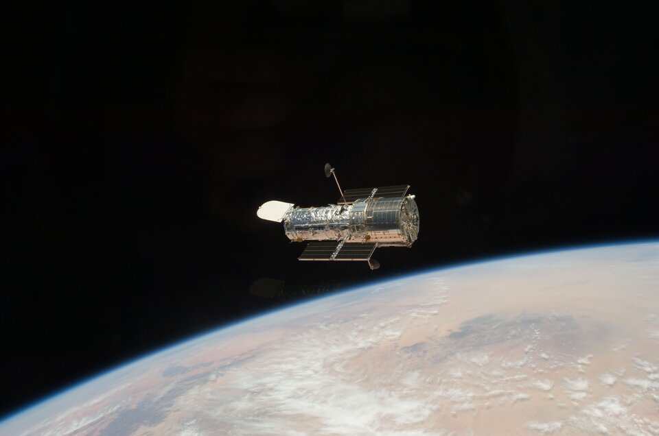 Teleskop Hubble'a znajduje się w przestrzeni kosmicznej do 1990 r. Zdjęcie zostało zrobione podczas drugiej misji serwisowej z pokładu promu Discovery
