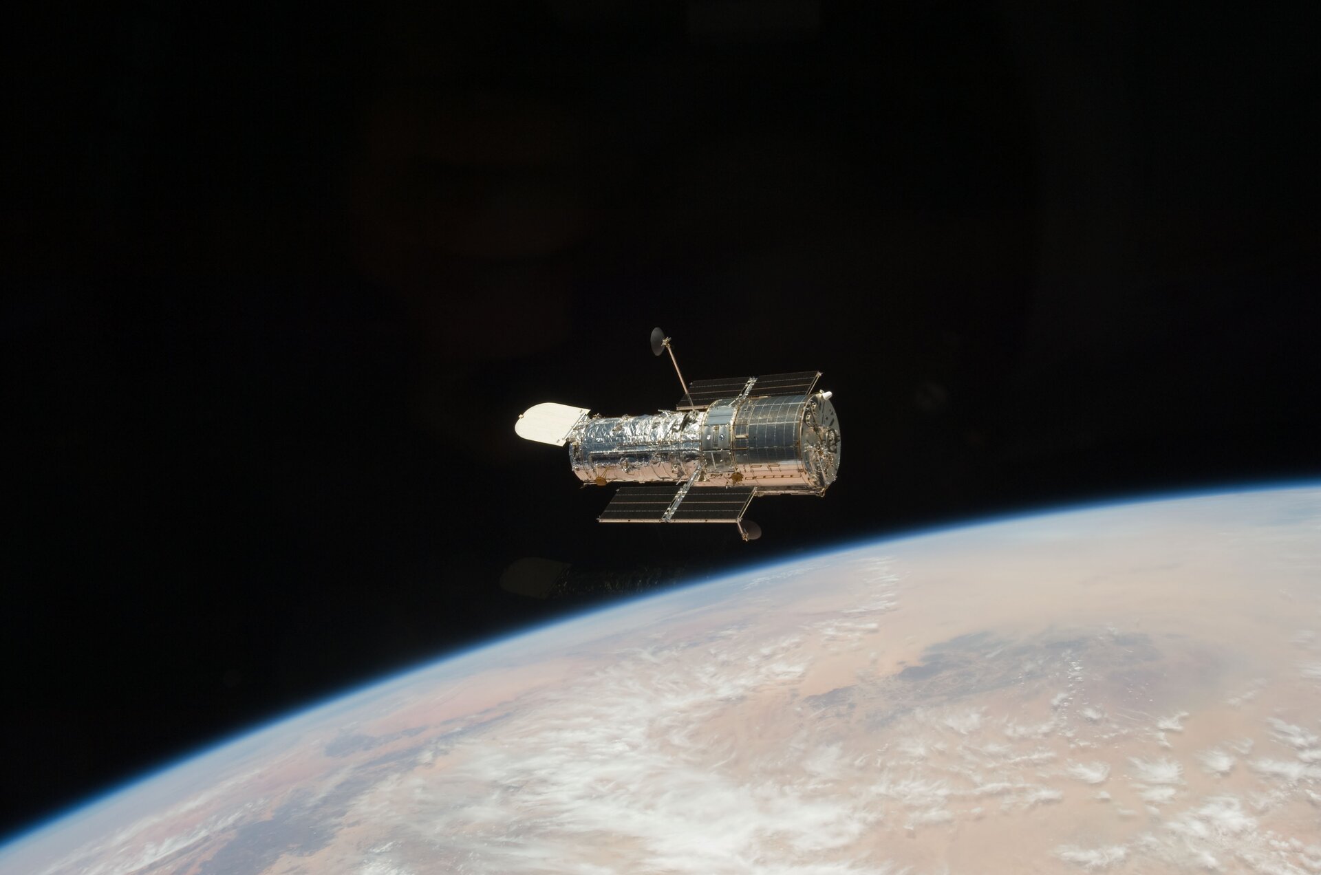 Teleskop Hubble'a znajduje się w przestrzeni kosmicznej do 1990 r. Zdjęcie zostało zrobione podczas drugiej misji serwisowej z pokładu promu Discovery
