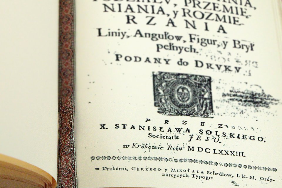 Rysunek strony tytułowej książki z widocznym rokiem wydania. Zapis w systemie rzymskim MDCLXXXIII.