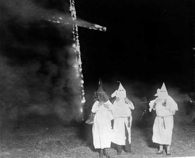 Ku-Klux-Klan Źródło: Denver News, Ku-Klux-Klan, 1921, domena publiczna.