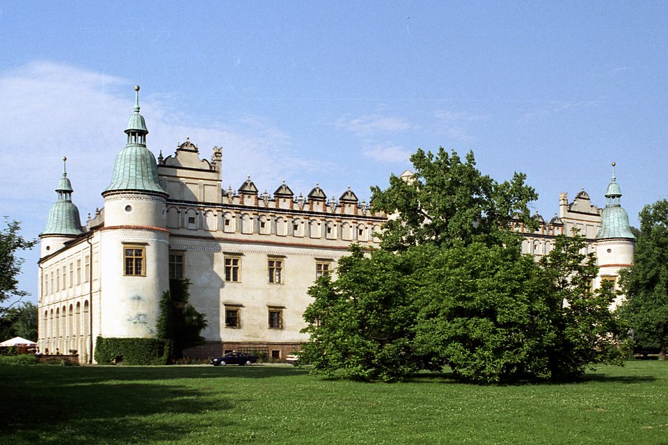 Zamek w Baranowie, widok z zewnątrz Zamek w Baranowie, widok z zewnątrz Źródło: Jerzy Strzelecki, Wikimedia Commons, licencja: CC BY-SA 3.0.