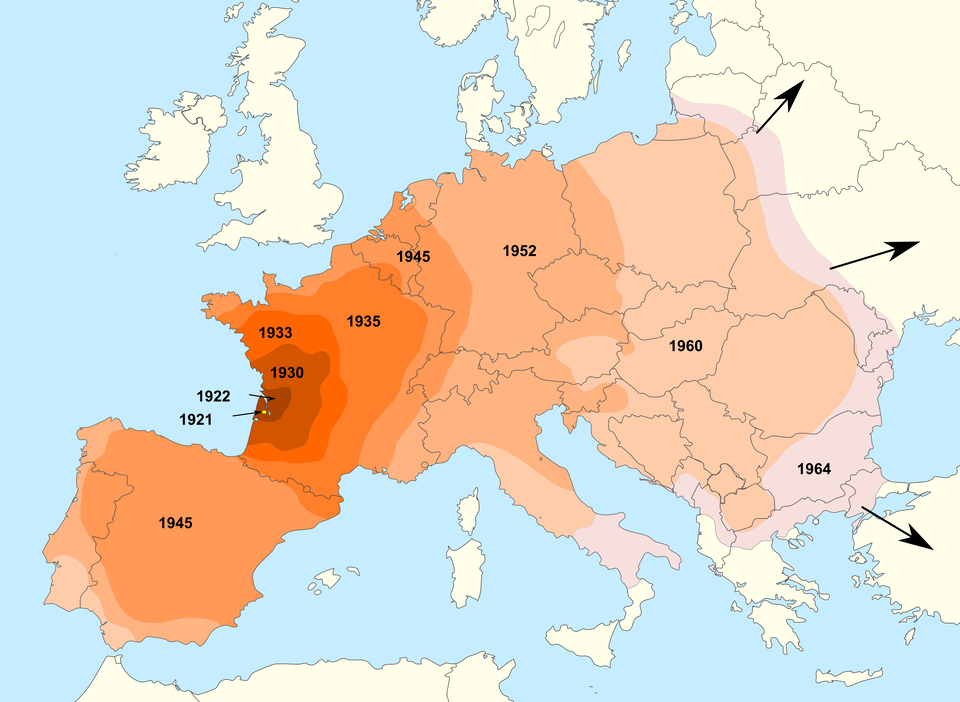 Ilustracja przestawia mapę Europy. Kraje zaznaczono konturami na białym tle. Kolorami od lewej od roku 1921 oznaczono kolejne etapy rozprzestrzeniania się stonki. Ostatni kolor ma rok 1964. Prowadzą od niego czarne strzałki w wielu kierunkach, co oznacza, że ekspansja stonki nadal trwa.