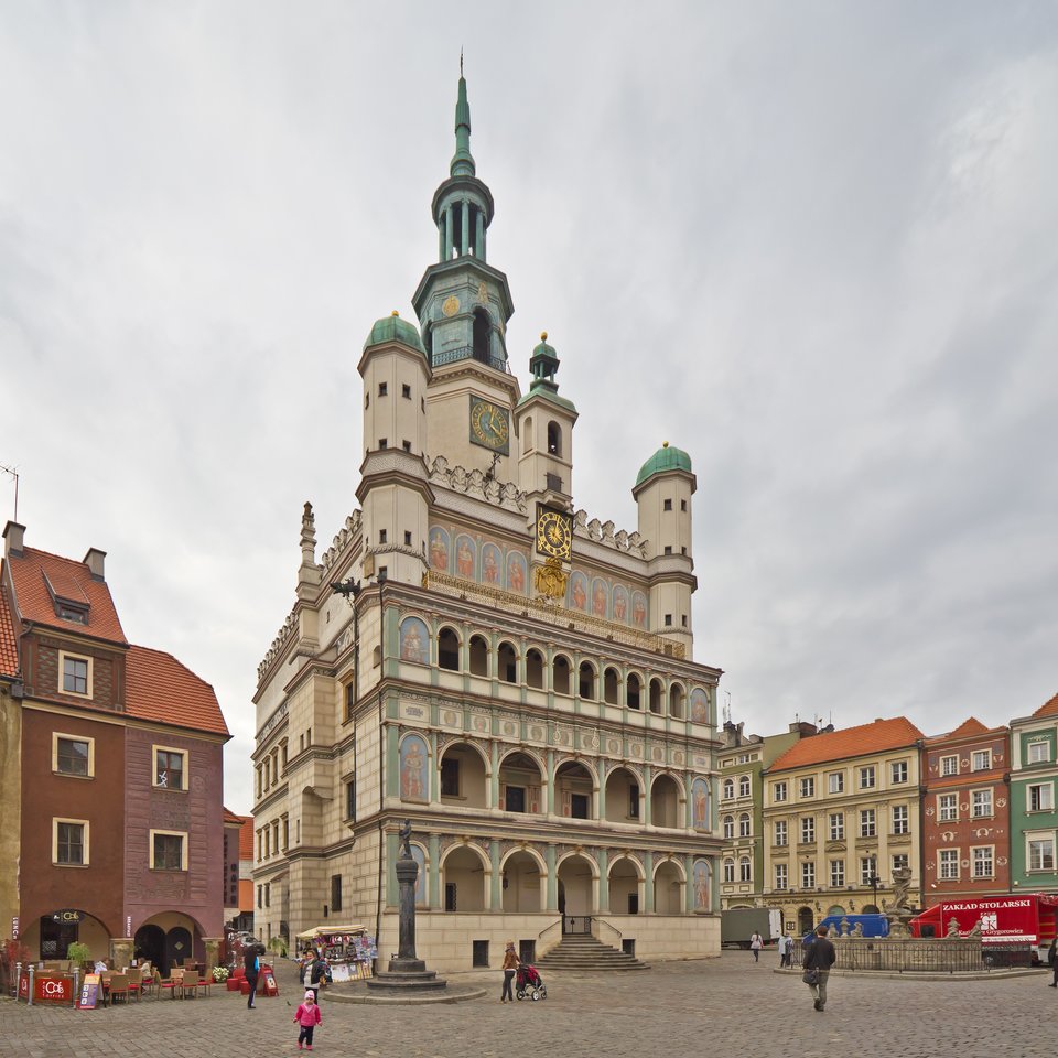 Renesansowy Ratusz w Poznaniu zaprojektował Jan Baptysta di Quadro z Lugano w północnych Włoszech w 1550 r. Gotycka budowla spłonęła w 1536 r. Realizacja renesansowego projektu trwała do 1560 r. Od frontu budynku umieszczono bogate zdobienia o charakterze antycznym. Widać też nawiązania do dziejów Polski. Szczególną sławą cieszy się zegar. Renesansowy Ratusz w Poznaniu zaprojektował Jan Baptysta di Quadro z Lugano w północnych Włoszech w 1550 r. Gotycka budowla spłonęła w 1536 r. Realizacja renesansowego projektu trwała do 1560 r. Od frontu budynku umieszczono bogate zdobienia o charakterze antycznym. Widać też nawiązania do dziejów Polski. Szczególną sławą cieszy się zegar. Źródło: A. Savin, Wikimedia Commons, licencja: CC BY-SA 3.0.