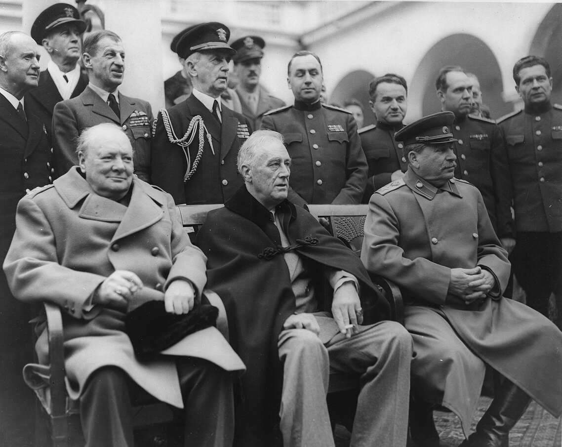 Winston Churchill, Franklin D. Roosevelt i Józef Stalin Źródło: Winston Churchill, Franklin D. Roosevelt i Józef Stalin, 1945, domena publiczna.
