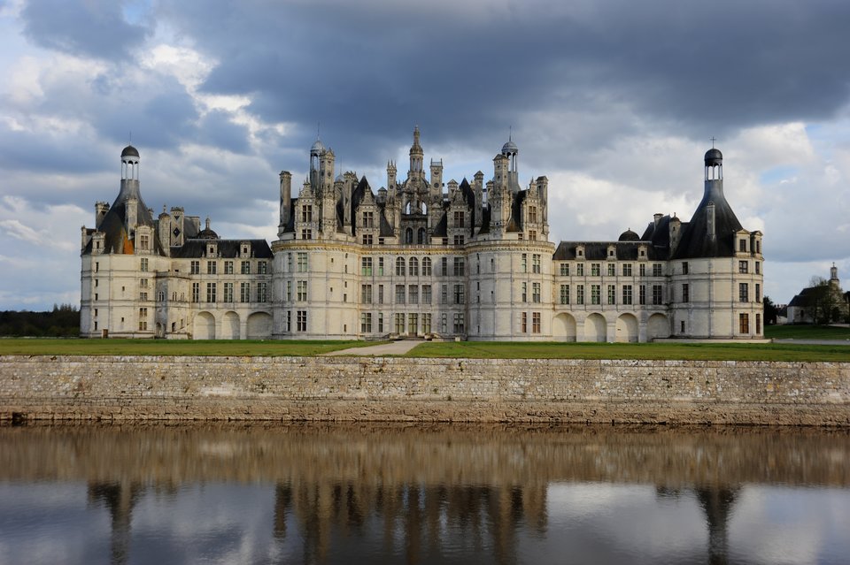 Pałac w Chambord (1519-1559). Pałac wzniesiony na rozkaz królów Francji Franciszka I oraz Henryka II. Pałac w Chambord (1519-1559). Pałac wzniesiony na rozkaz królów Francji Franciszka I oraz Henryka II. Źródło: LaurentC92, Wikimedia Commons, licencja: CC BY-SA 3.0.