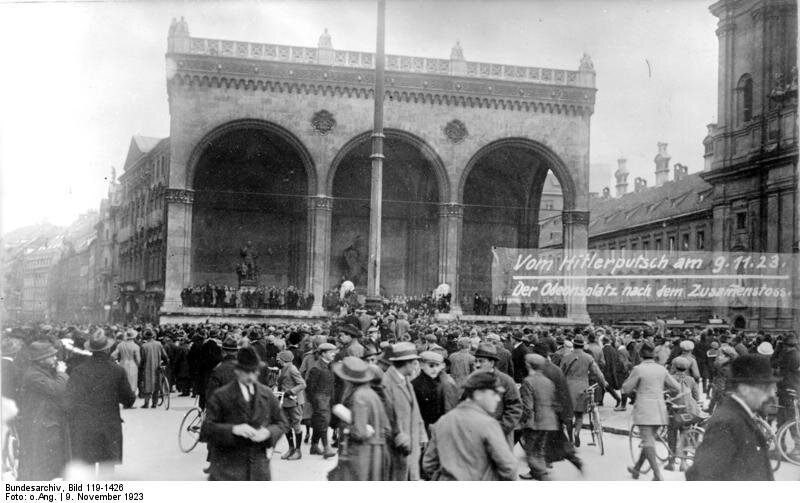 Monachium podczas puczu w 1923 roku Monachium podczas puczu w 1923 roku Źródło: Bundesarchiv, Bild 119-1426 , licencja: CC BY-SA 3.0.