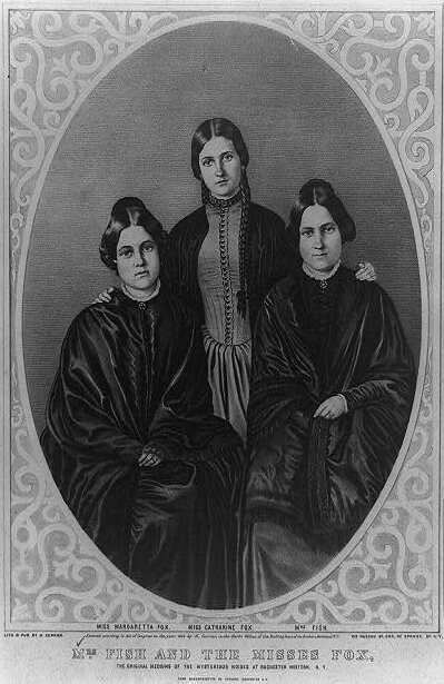 Siostry Fox: Kate, Leah, Margaret Źródło: Siostry Fox: Kate, Leah, Margaret, 1852, litografia, domena publiczna.