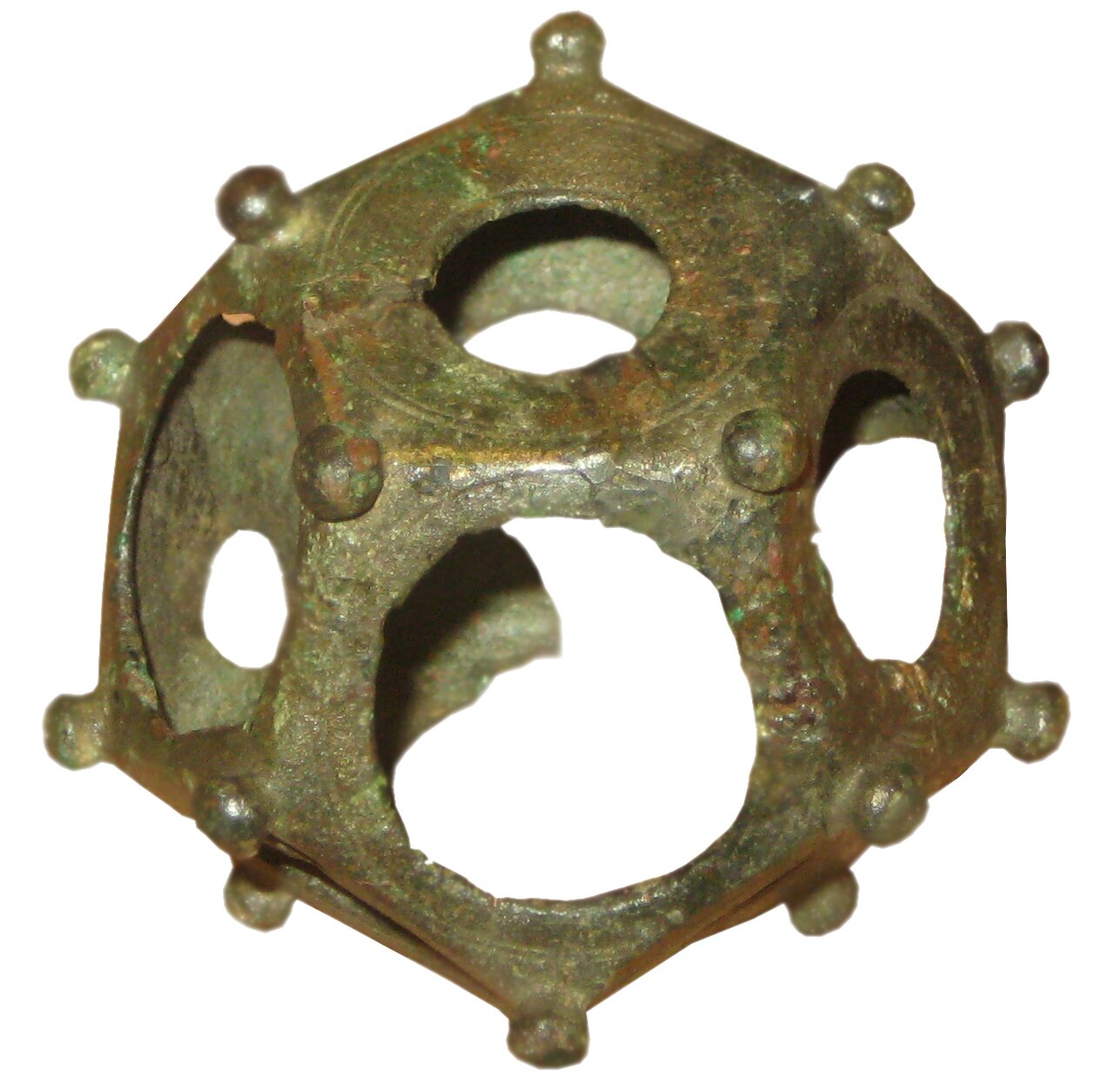Przedmiot z brązu z terenów Szwajcarii, z I–II w. n.e. Jest to tzw. dodecahedron, z grecka dwunastościan Przedmiot z brązu z terenów Szwajcarii, z I–II w. n.e. Jest to tzw. dodecahedron, z grecka dwunastościan Źródło: Iijjccoo, Wikimedia Commons, licencja: CC BY-SA 3.0.