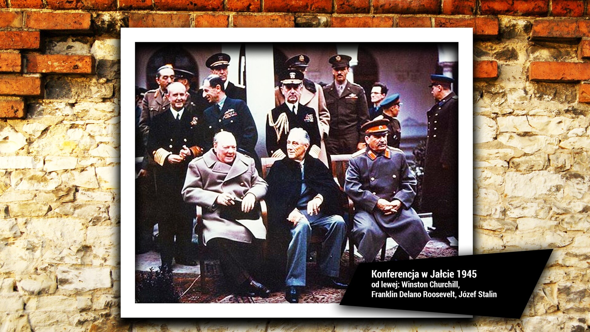 Ilustracja przedstawia zdjęcie wykonane na Konferencji w Jałcie w 1945 roku. Widać dwa szeregi ludzi stojących i siedzących. Na środku zdjęcia widzimy trzech siedzących przywódców koalicji antyhitlerowskiej (tzw. Wielkiej Trójki). Od lewej: premier Wielkiej Brytanii Winston Churchill, prezydent USA Franklin Delano Roosevelt, przywódca ZSRR Józef Stalin. W drugiej linii na zdjęciu widzimy stojących przedstawicieli władz z Wielkiej Brytanii, ZSRR i USA ubranych w mundury.