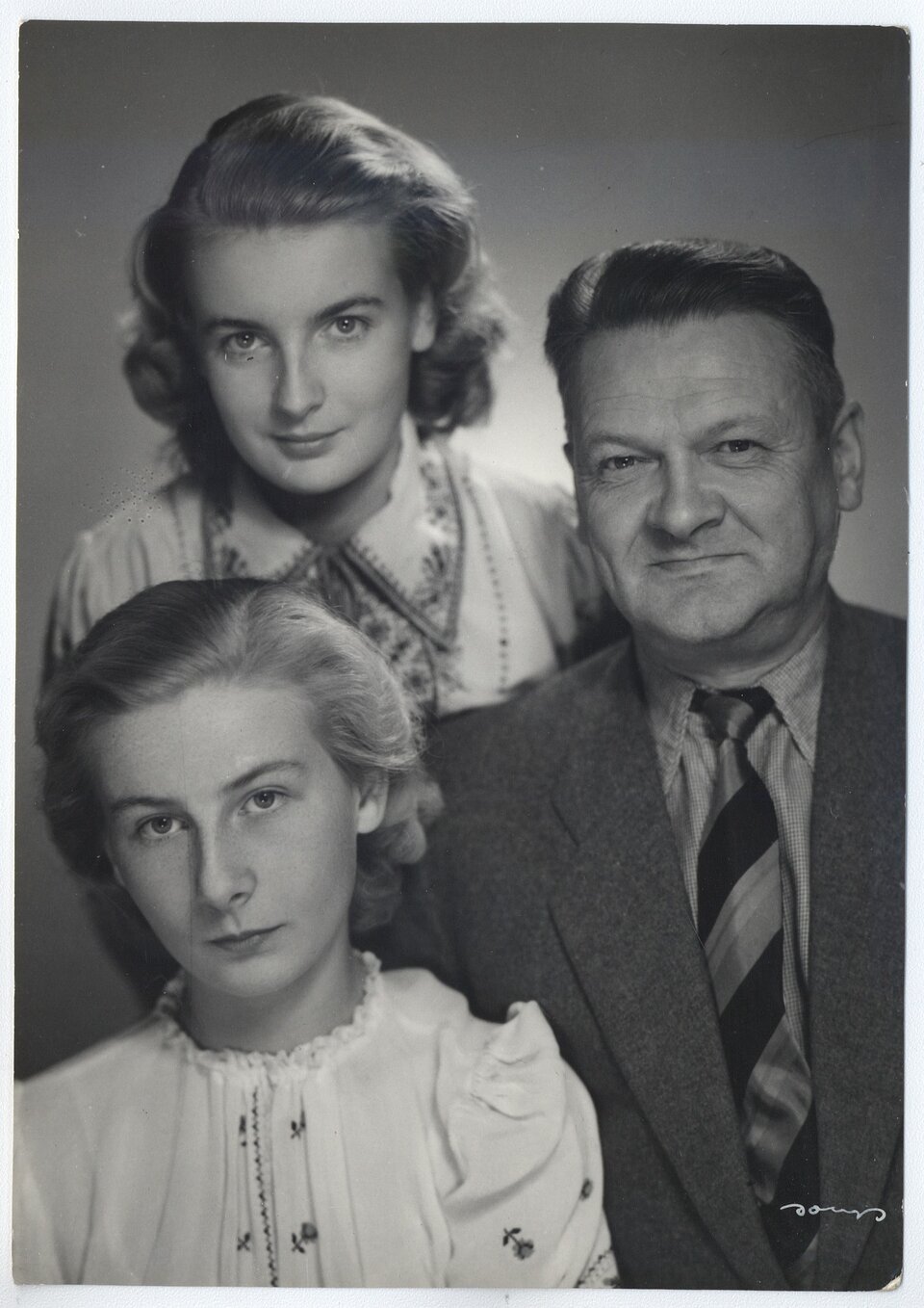 Portret Władysława Broniewskiego z córkami Joanna (pierwsza od dołu) i Maria (Maria Broniewska-Pijanowska; ur. 1931; polska aktorka filmowa i teatralna, adoptowana przez Broniewskiego córka jego drugiej żony, Marii Zarębińskiej; 1904–1947). Źródło: Benedykt Jerzy Dorys, Portret Władysława Broniewskiego z córkami, 1950, fotografia, tylko do użytku niekomercyjnego.
