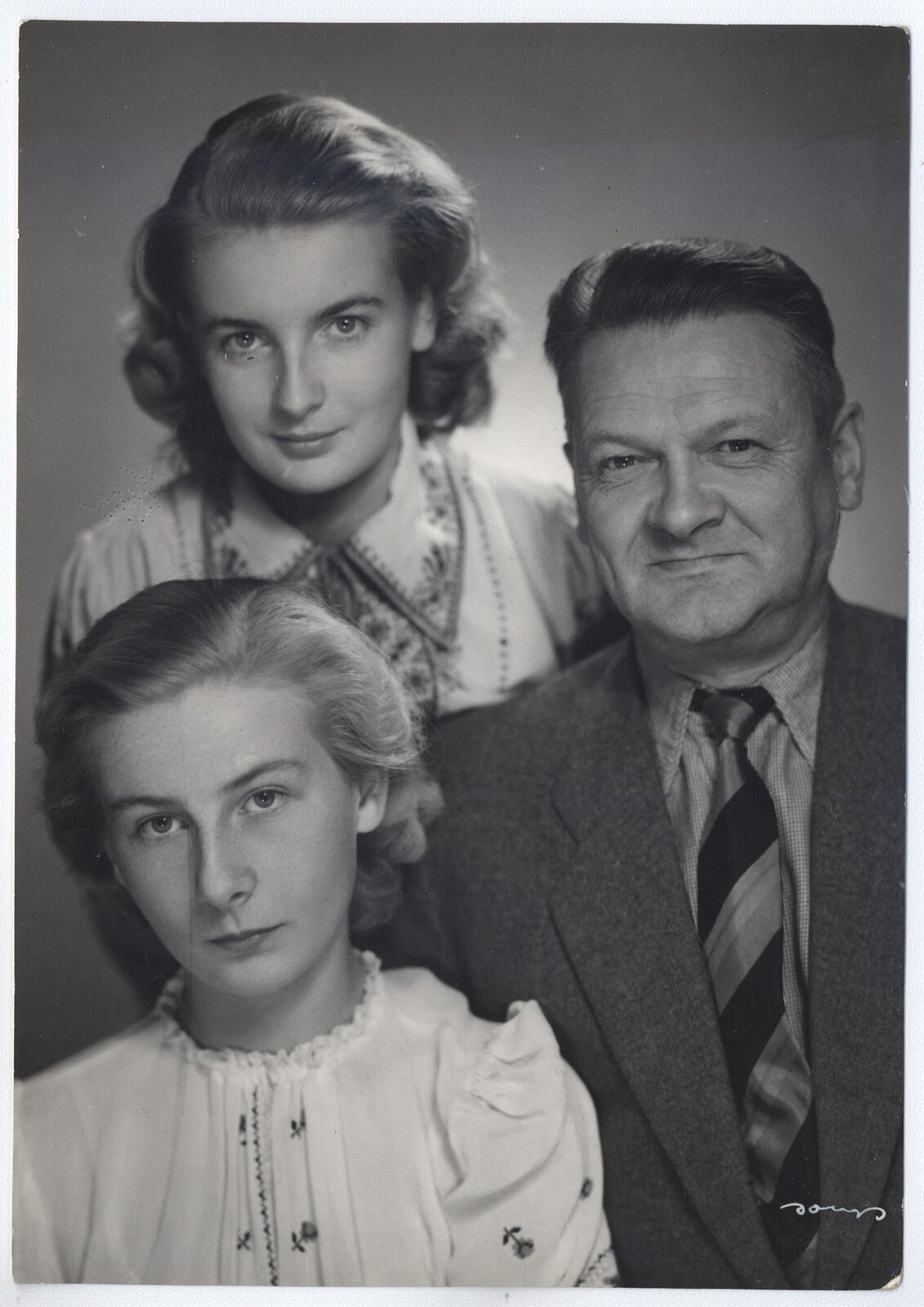 Portret Władysława Broniewskiego z córkami Joanna (pierwsza od dołu) i Maria (Maria Broniewska-Pijanowska; ur. 1931; polska aktorka filmowa i teatralna, adoptowana przez Broniewskiego córka jego drugiej żony, Marii Zarębińskiej; 1904–1947). Źródło: Benedykt Jerzy Dorys, Portret Władysława Broniewskiego z córkami, 1950, fotografia, tylko do użytku niekomercyjnego.