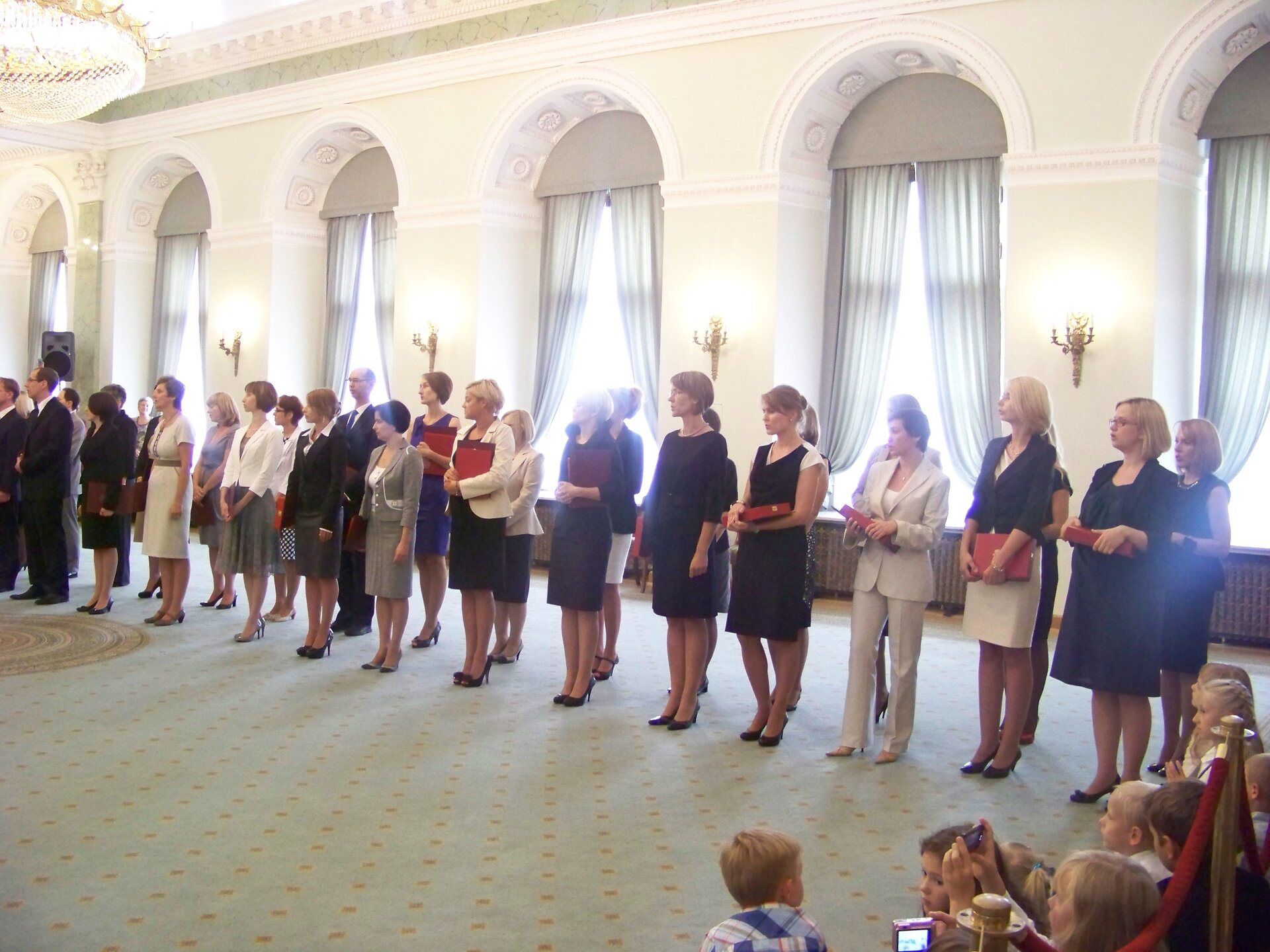 Prezydent RP Bronisław Komorowski wręcza nominacje sędziowskie - 16.08.2012. Źródło: Patryk Matyjaszczyk, Prezydent RP Bronisław Komorowski wręcza nominacje sędziowskie - 16.08.2012., licencja: CC BY-SA 3.0.