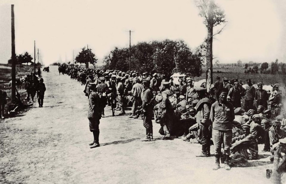 Jeńcy bolszewiccy po Bitwie Warszawskiej Źródło: Jeńcy bolszewiccy po Bitwie Warszawskiej, Fotografia, domena publiczna.