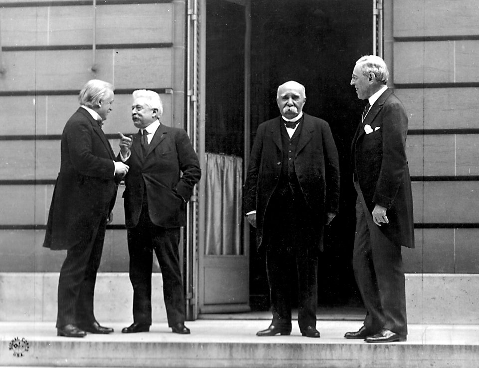 Od lewej: David Lloyd George, Vittorio Emanuele Orlando (Włochy), Georges Clemenceau, Thomas Woodrow Wilson Źródło: Od lewej: David Lloyd George, Vittorio Emanuele Orlando (Włochy), Georges Clemenceau, Thomas Woodrow Wilson, Fotografia, domena publiczna.