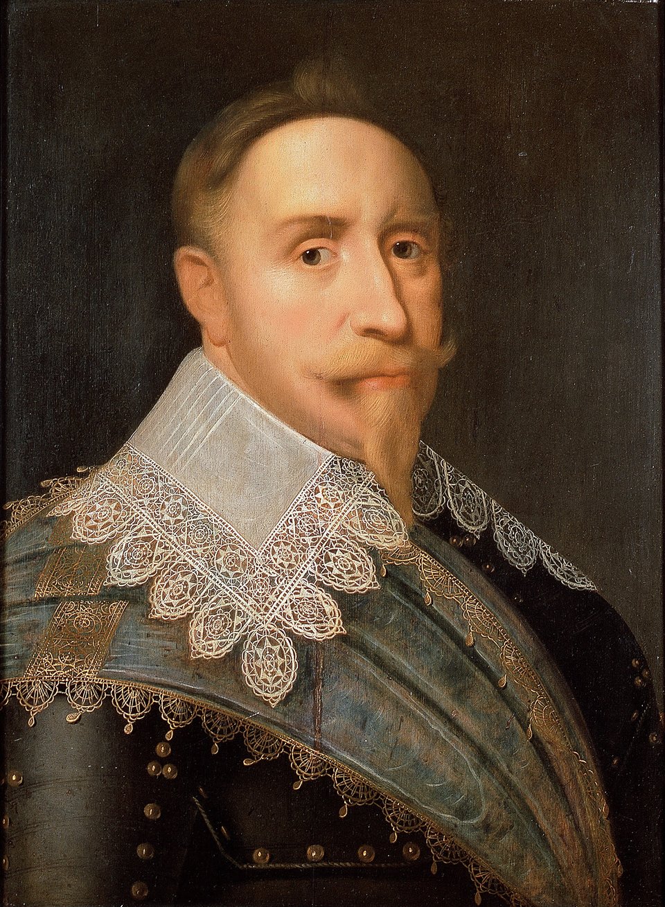 Portret Gustawa Adolfa, króla Szwecji, w wieku 35-37 lat. Na obrazie widać popiersie mężczyzny z hiszpańską bródką i wąsami. Ubrany jest w bogaty kaftan z wykładanym dużym kołnierzem, obrzeżonym koronką . Król zwrócony jest nieco w prawo, lecz wzrok ma skierowany na widza.