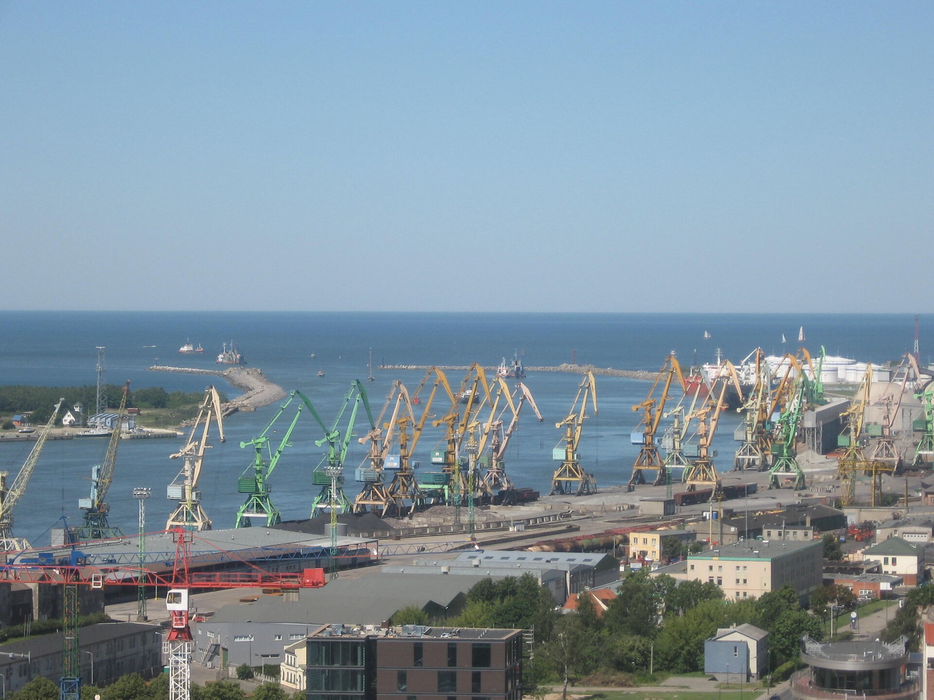Na zdjęciu nabrzeże, zbudowania portowe, kilkanaście dźwigów portowych.