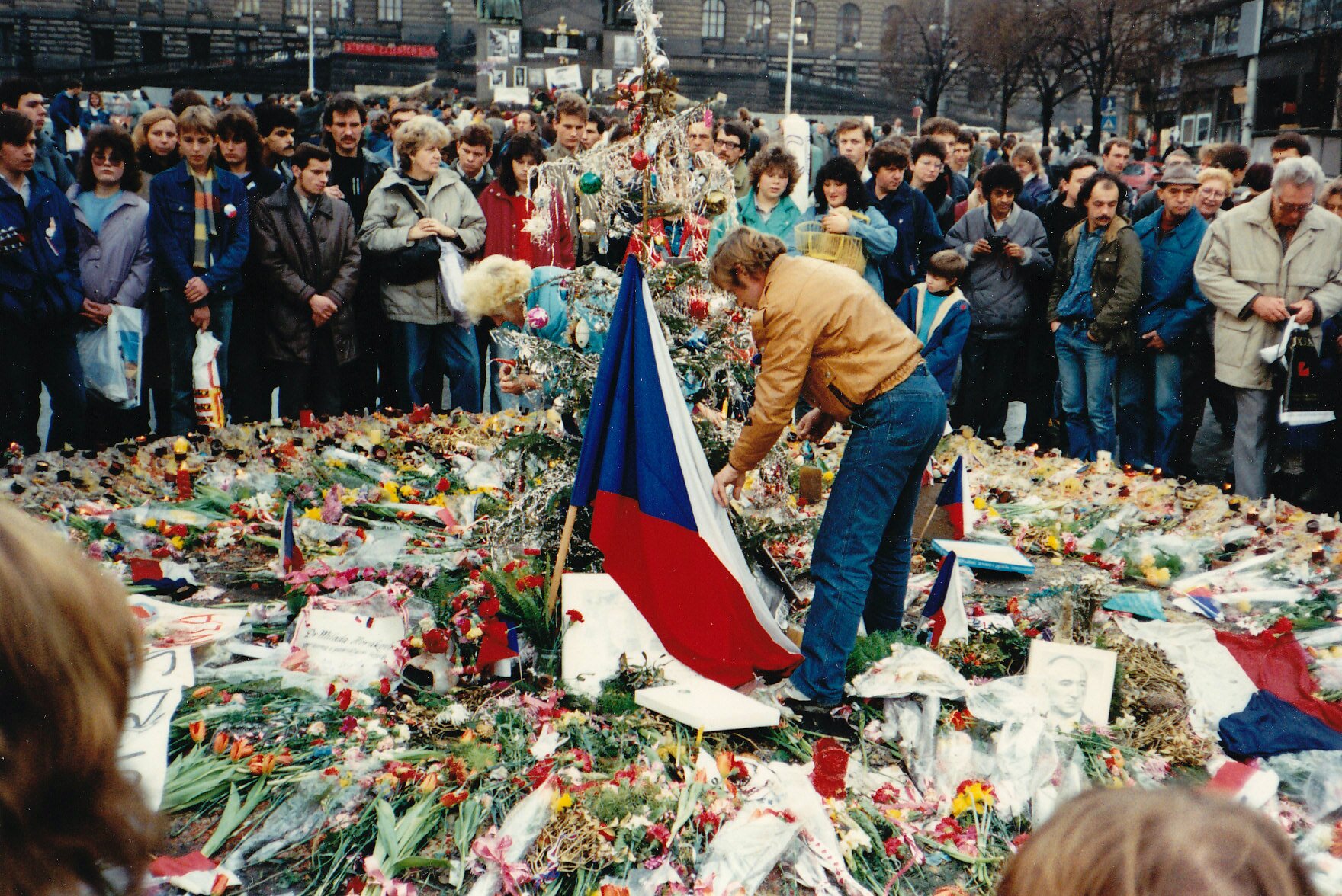 Demonstracja w Pradze w 1989 roku (w środku przy fladze Václav Havel) Źródło: Demonstracja w Pradze w 1989 roku (w środku przy fladze Václav Havel), Fotografia, licencja: CC BY-SA 3.0.