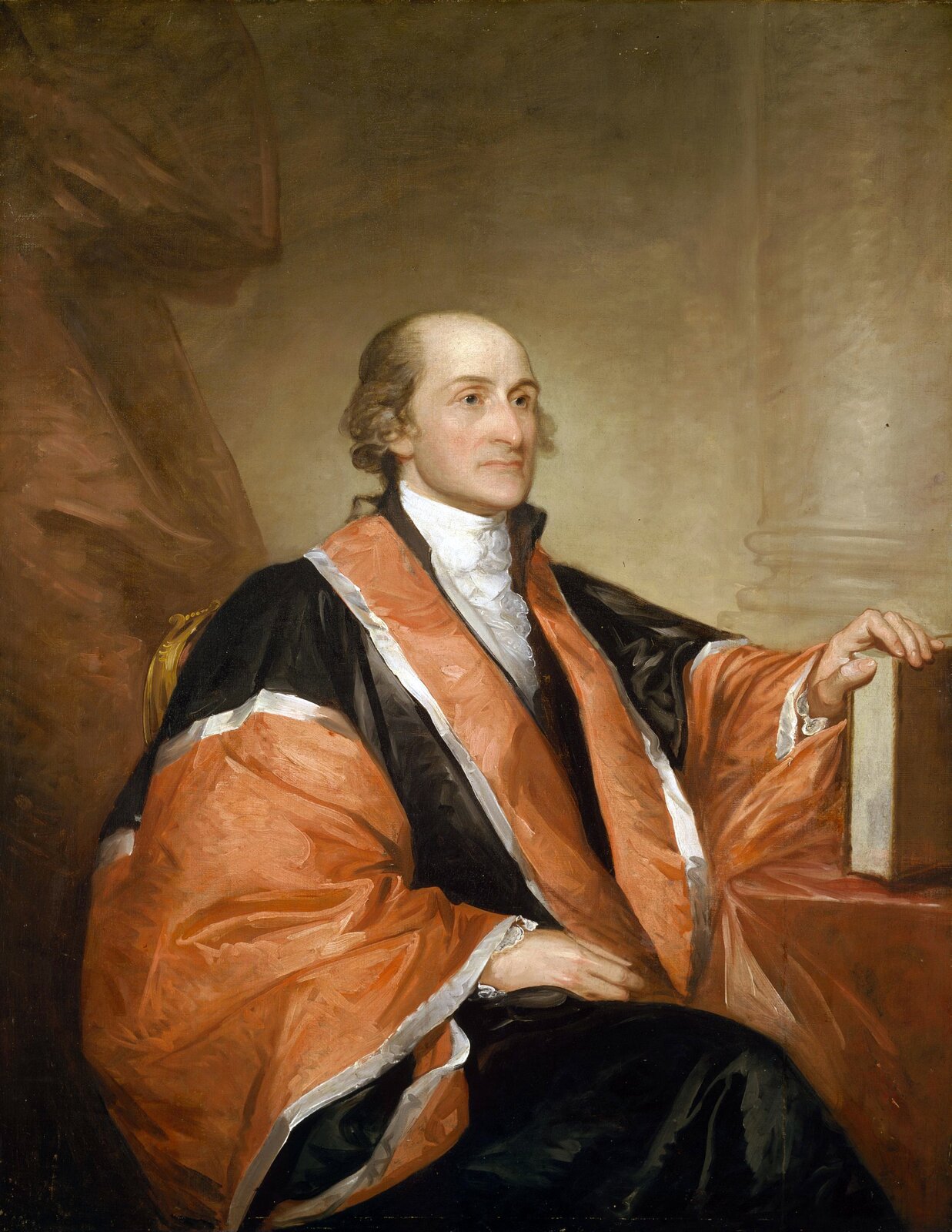 Portret Johna Jaya pierwszego przewodniczącego Sądu Najwyższego Stanów Zjednoczonych. Portret namalowany w 1794 r. przez Gilberta Charlesa Stuarta (1755-1828), malarza cieszącego się uznaniem w Anglii, którą jednak musiał opuścić z powodu długów. Portret Jaya zapoczątkował karierę malarza w Stanach Zjednoczonych. Dostojnik pozował jedynie przy malowaniu głowy, reszta postaci powstała już bez udziału modela. Najbardziej znane dzieło Stuarta to niedokończony portret Jerzego Waszyngtona. Prezentowany portret przechowywany jest w Narodowej Galerii Sztuki w Waszyngtonie. Portret Johna Jaya pierwszego przewodniczącego Sądu Najwyższego Stanów Zjednoczonych. Portret namalowany w 1794 r. przez Gilberta Charlesa Stuarta (1755-1828), malarza cieszącego się uznaniem w Anglii, którą jednak musiał opuścić z powodu długów. Portret Jaya zapoczątkował karierę malarza w Stanach Zjednoczonych. Dostojnik pozował jedynie przy malowaniu głowy, reszta postaci powstała już bez udziału modela. Najbardziej znane dzieło Stuarta to niedokończony portret Jerzego Waszyngtona. Prezentowany portret przechowywany jest w Narodowej Galerii Sztuki w Waszyngtonie. Źródło: Gilbert Stuart, 1794, Olej na płótnie, National Gallery of Art, domena publiczna.