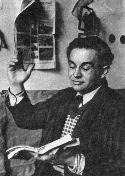 Konstanty Ildefons Gałczyński Konstanty Ildefons Gałczyński Źródło: Henryk Hermanowicz, 1947, fotografia archiwalna, domena publiczna.