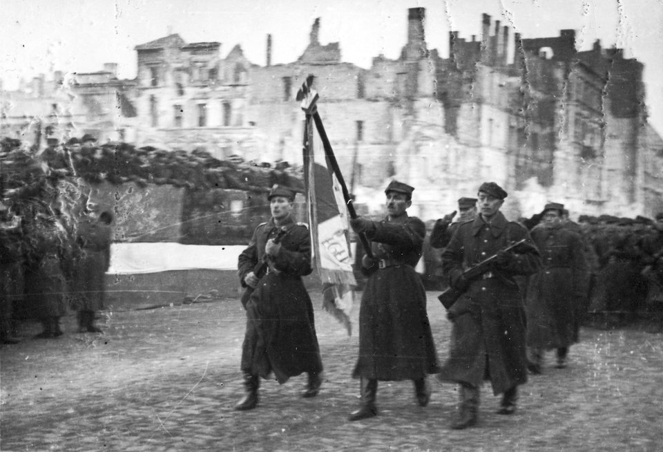 Defilada I Armii LWP Defilada I Armii LWP Źródło: Wojskowa Agencja Fotograficzna, Fotografia, Zdjęcie z kolekcji zdjęć z Drugiej Wojny Światowej Dr. Marka Tuszyńskiego, domena publiczna.