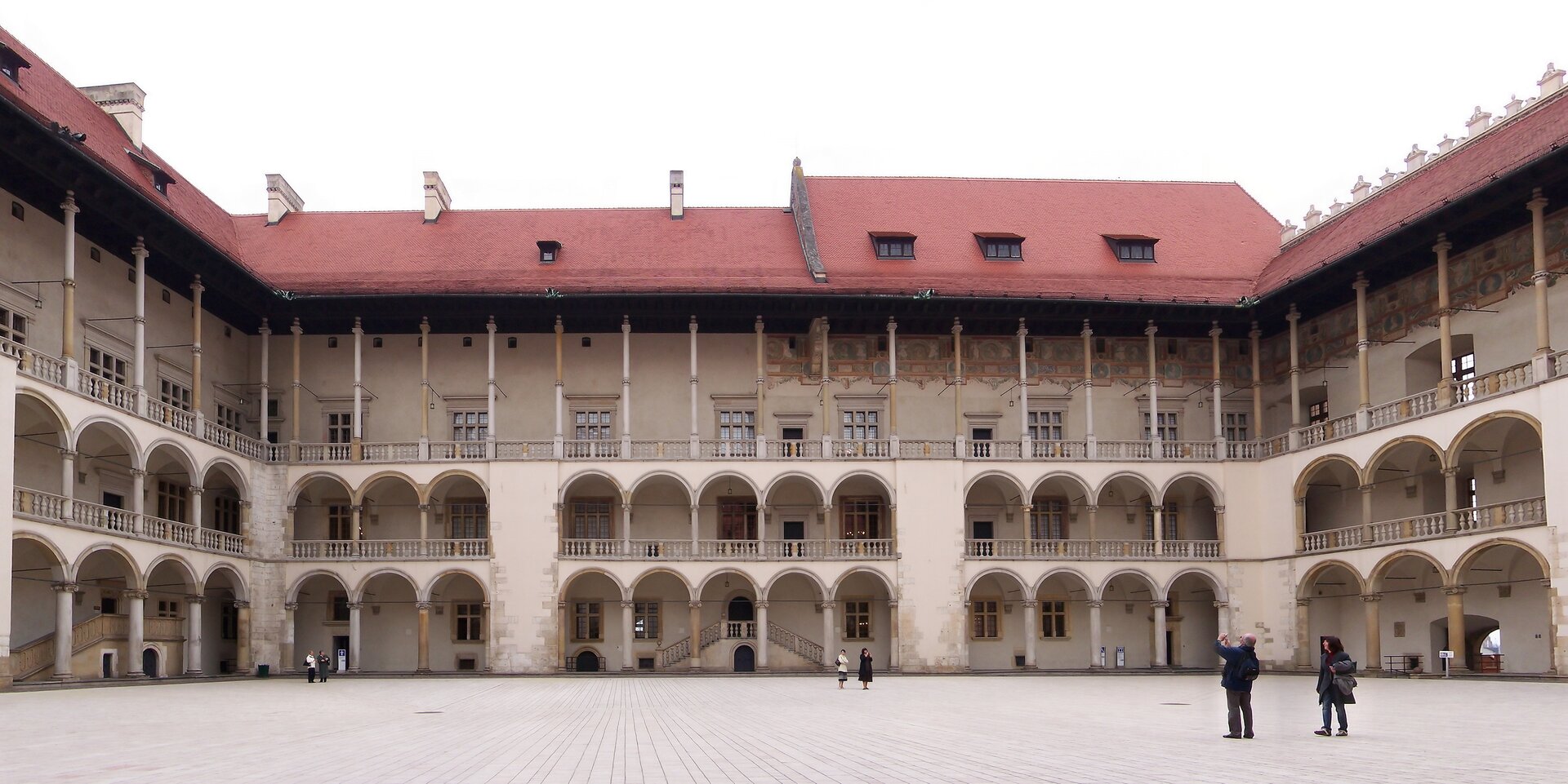 Dziedziniec krużgankowy na Wawelu Źródło: Jan Mehlich, Dziedziniec krużgankowy na Wawelu, 2008, fotografia, licencja: CC BY-SA 3.0.
