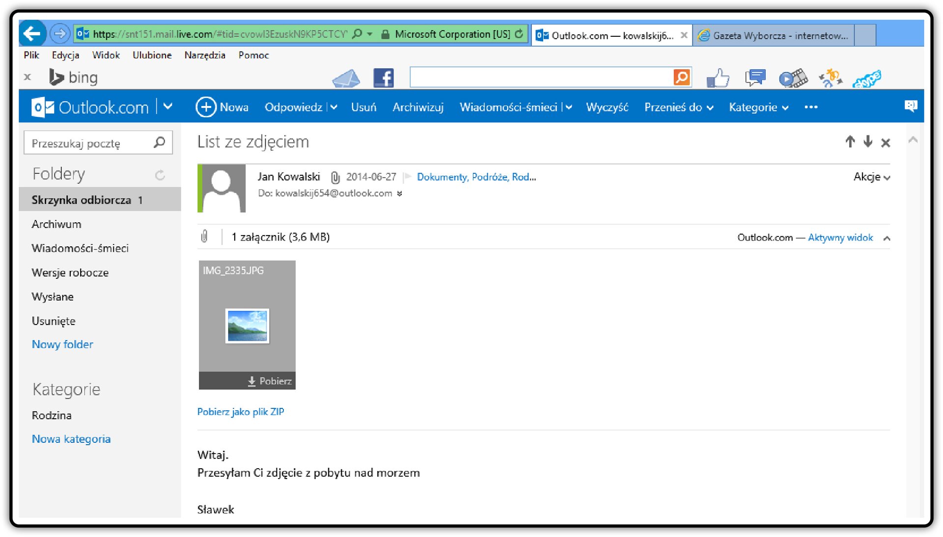 Zrzut okna skrzynki odbiorczej poczty Outlook.com z otwartą wiadomościa i widoczną ikoną załącznika