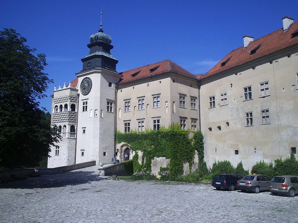 Zamek w Piaskowej Skale – widok bramy wjazdowej Zamek w Piaskowej Skale – widok bramy wjazdowej Źródło: Jan Jerszyński, Wikimedia Commons, licencja: CC BY-SA 2.5.
