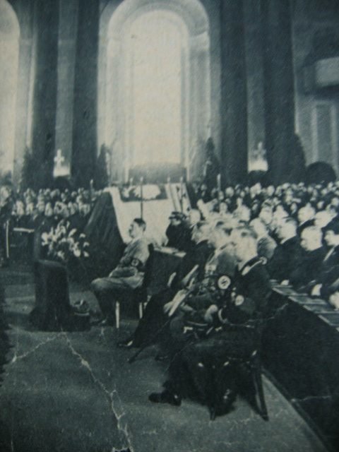 Adolf Hitler podczas mszy żałobnej za duszę Józefa Piłsudskiego w Berlinie Adolf Hitler podczas mszy żałobnej za duszę Józefa Piłsudskiego w Berlinie Źródło: domena publiczna.