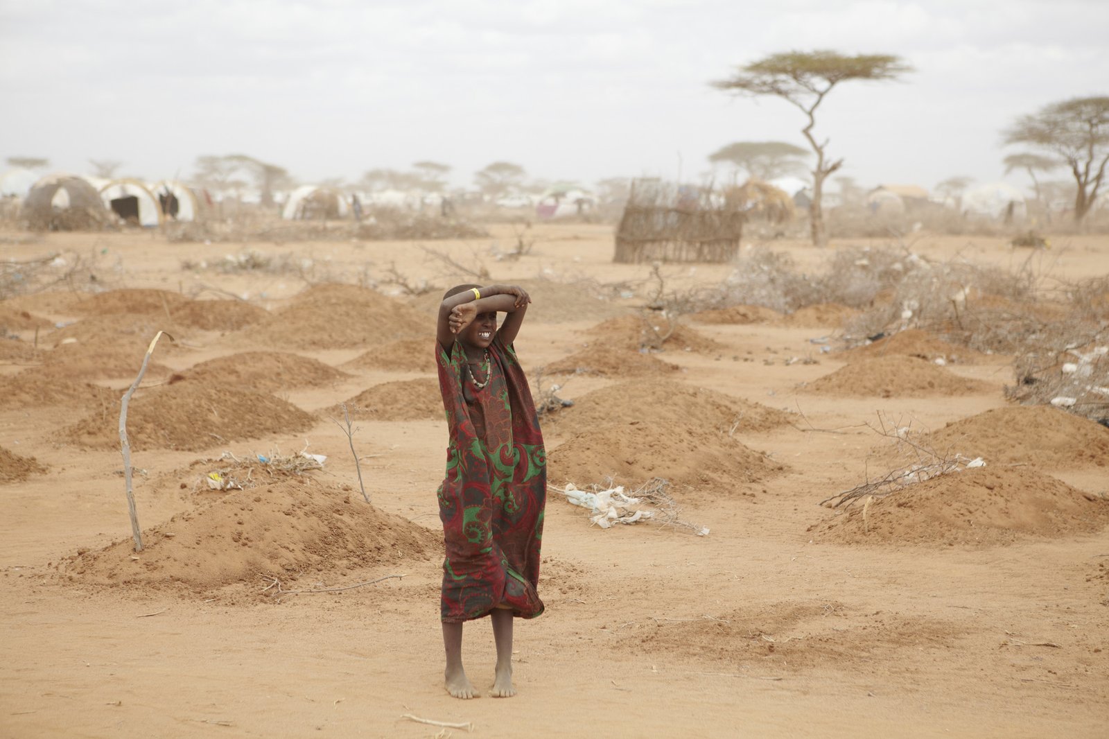 Dziewczynka na cmentarzu uchodźców na obrzeżach Dadaab w Kenii Dziewczynka na cmentarzu uchodźców na obrzeżach Dadaab w Kenii Źródło: Oxfam East Africa, licencja: CC BY 2.0.