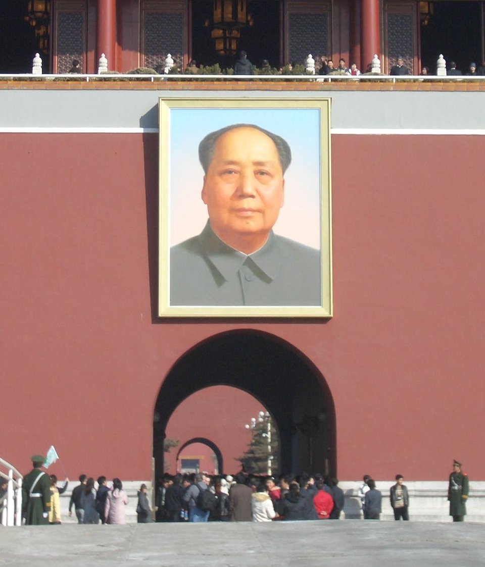 Portret Mao Tse-tunga na bramie Tiananmen Źródło: Poco a poco, Portret Mao Tse-tunga na bramie Tiananmen, Fotografia, licencja: CC BY-SA 3.0.