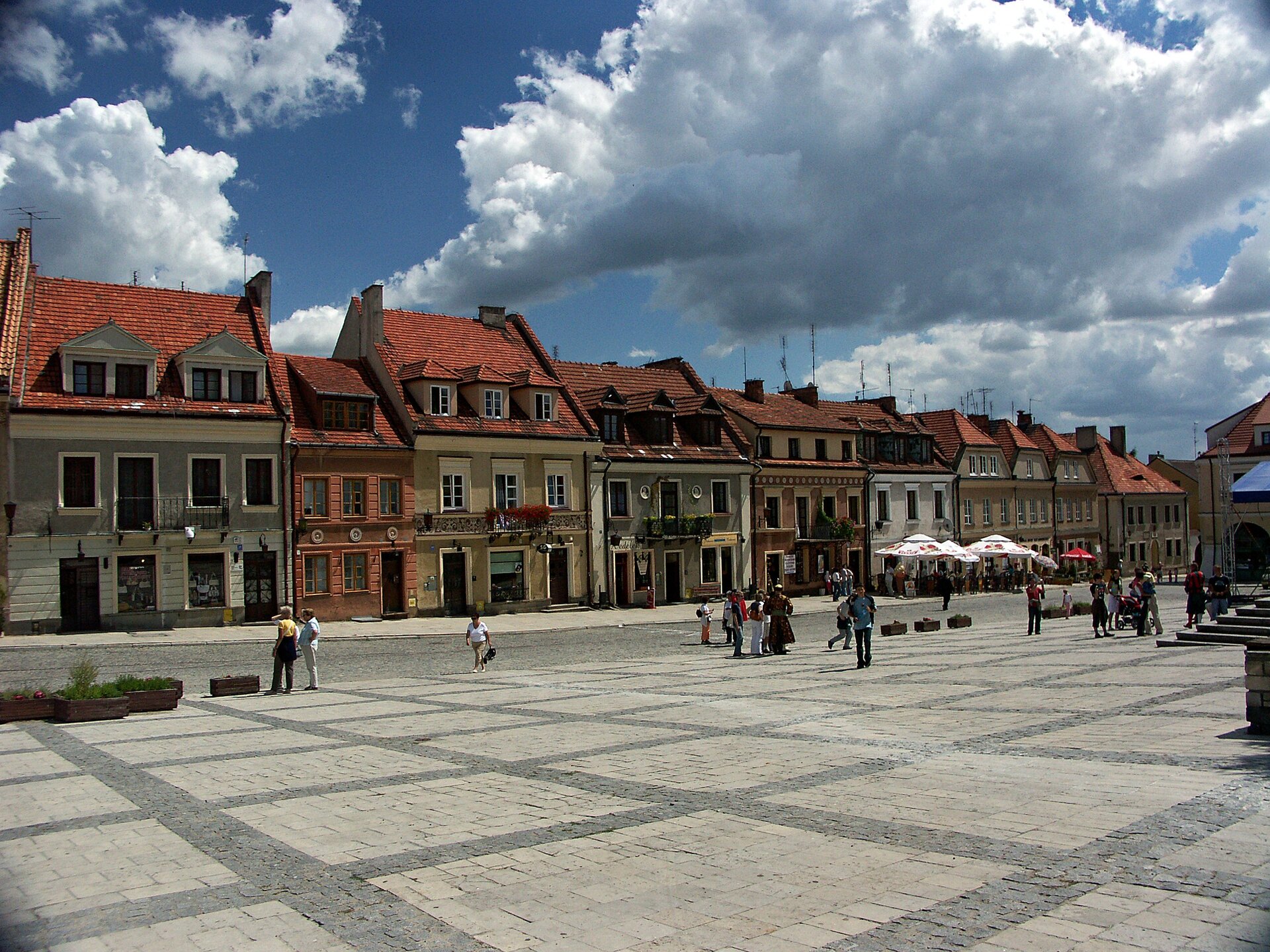 Na zdjęciu kamienice z czerwonymi dachami.