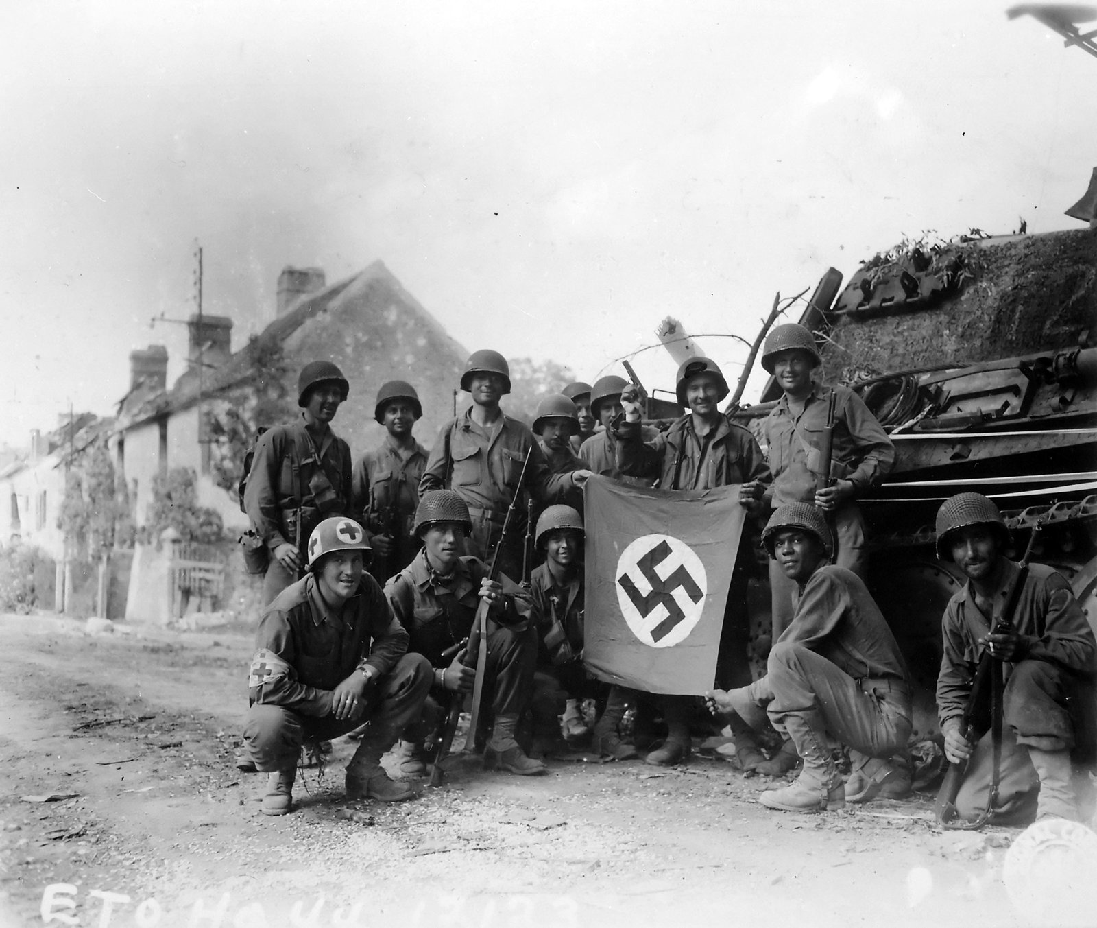 Amerykańscy żołnierze w Falais Źródło: Amerykańscy żołnierze w Falais, Fotografia, Narodowe Archiwum USA, domena publiczna.