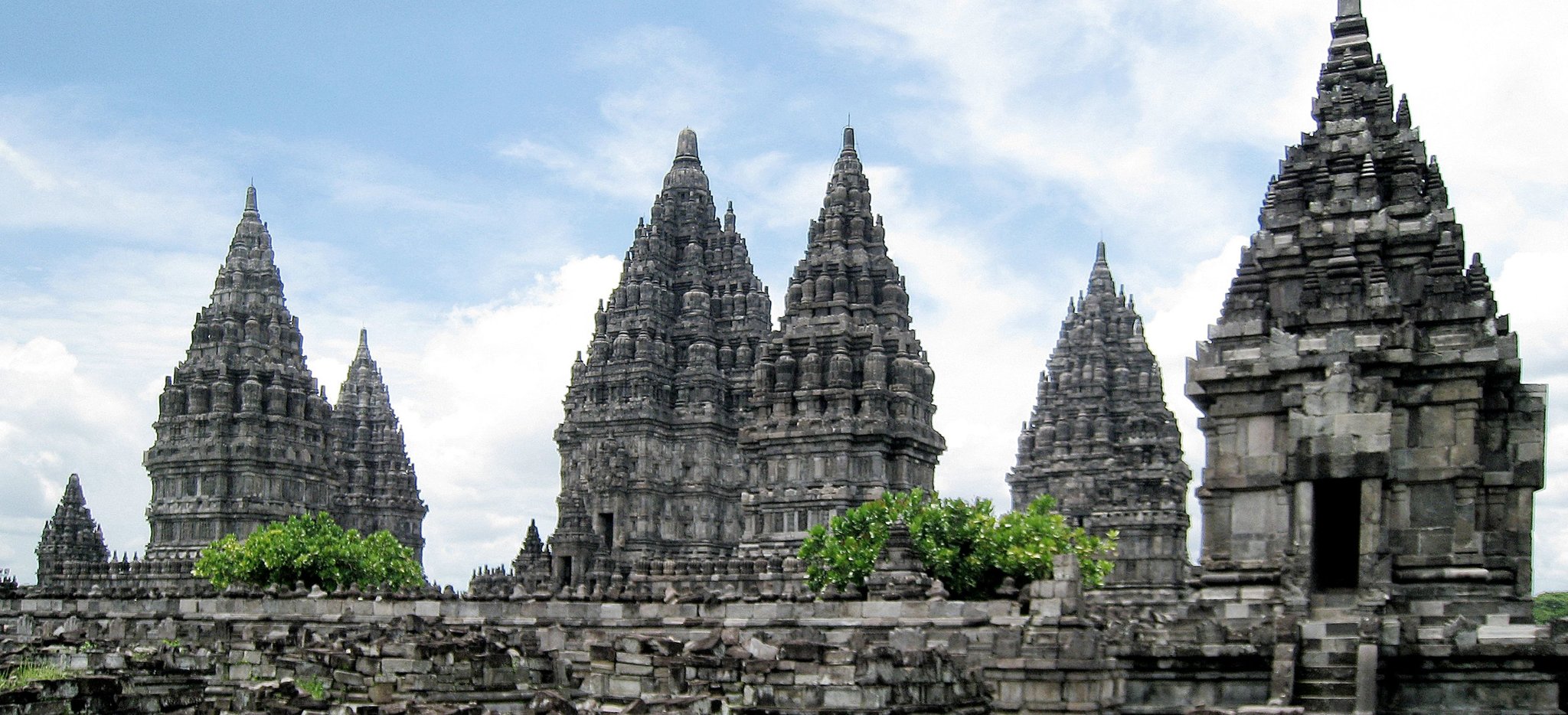 Prambanan – hinduistyczny zespół świątynny w Indonezji Prambanan – hinduistyczny zespół świątynny w Indonezji Źródło: Gunawan Kartapranata, licencja: CC BY-SA 3.0.
