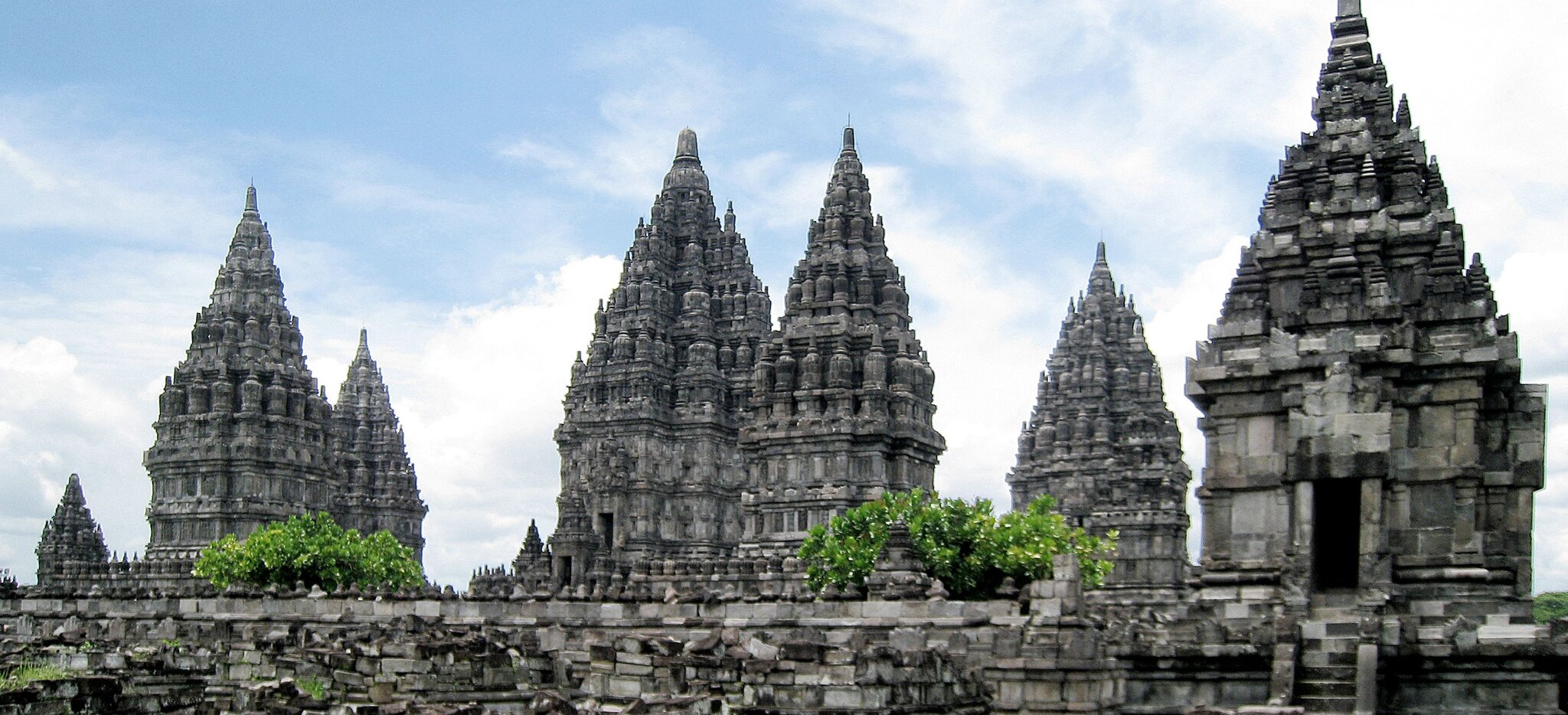 Prambanan – hinduistyczny zespół świątynny w Indonezji Prambanan – hinduistyczny zespół świątynny w Indonezji Źródło: Gunawan Kartapranata, licencja: CC BY-SA 3.0.