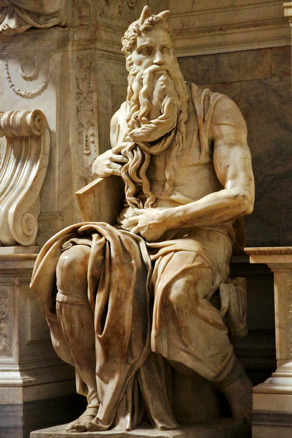 Michał Anioł – rzeźba Mojżesza (1513-1516) Rzeźba na nagrobku papieża Juliusza II w rzymskim kościele św. Piotra w Okowach (San Pietro in Vincoli). Źródło: Goldmund100, Michał Anioł – rzeźba Mojżesza (1513-1516), fotografia, licencja: CC BY-SA 3.0.