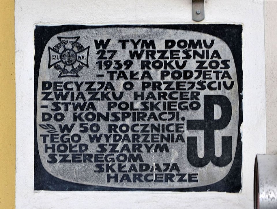 Tablica Szare Szeregi Źródło: Adrian Grycuk, Fotografia, licencja: CC BY-SA 3.0.