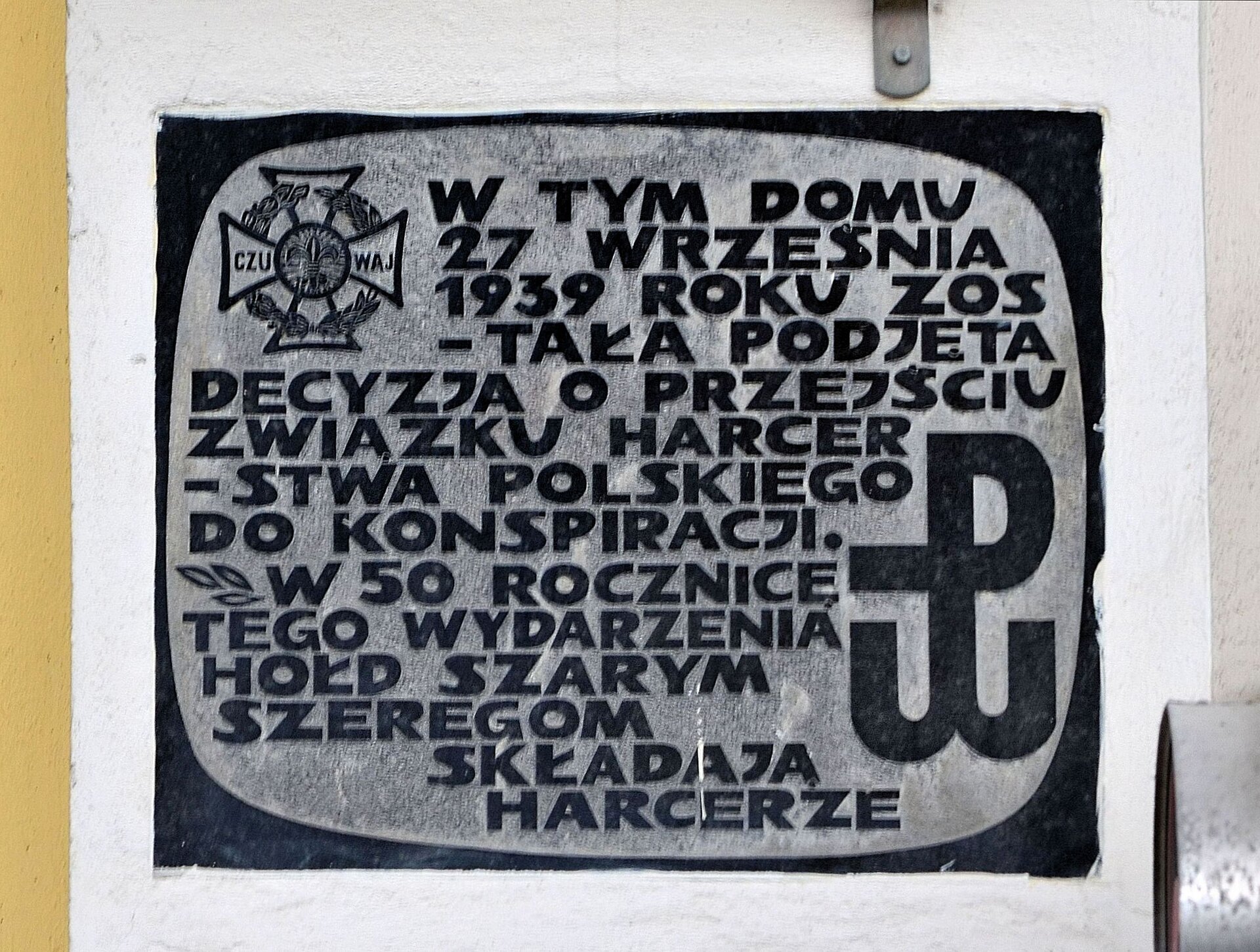 Tablica Szare Szeregi Źródło: Adrian Grycuk, Fotografia, licencja: CC BY-SA 3.0.