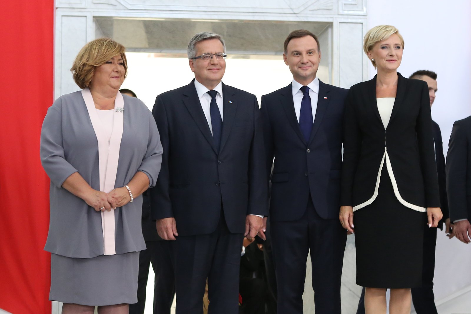 Anna Komorowska, Bronisław Komorowski, Andrzej Duda i Agata Kornhauser-Duda w gmachu Sejmu po zakończeniu obrad Zgromadzenia Narodowego zwołanego w celu odebrania przysięgi od nowo wybranego prezydenta