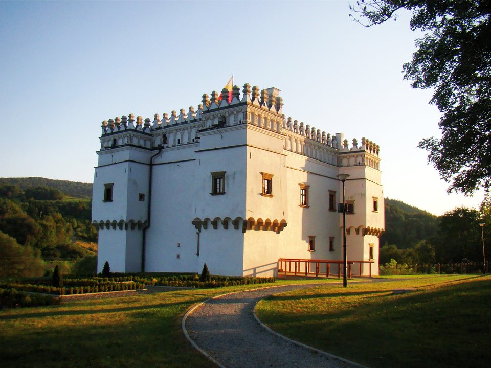 Dwór w Szymbarku w powiecie gorlickim w Małopolsce był siedzibą rodu Gładyszów. Powstał między 1540 a 1590 r. Przykład architektury renesansowej z charakterystyczną attyką, dekoracjami sgraffitowymi oraz typowymi basztami alkierzowymi. Dwór w Szymbarku w powiecie gorlickim w Małopolsce był siedzibą rodu Gładyszów. Powstał między 1540 a 1590 r. Przykład architektury renesansowej z charakterystyczną attyką, dekoracjami sgraffitowymi oraz typowymi basztami alkierzowymi. Źródło: Silar, Wikimedia Commons, licencja: CC BY-SA 3.0.