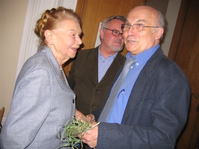 Ryszard Kapuściński (pierwszy z prawej) wraz z polską poetką Julią Hartwig oraz Andersem Bodegårdem, tłumaczem literatury polskiej na język szwedzki. Ryszard Kapuściński (pierwszy z prawej) wraz z polską poetką Julią Hartwig oraz Andersem Bodegårdem, tłumaczem literatury polskiej na język szwedzki. Źródło: Mariusz Kubik, fotografia barwna, licencja: CC BY 2.5.