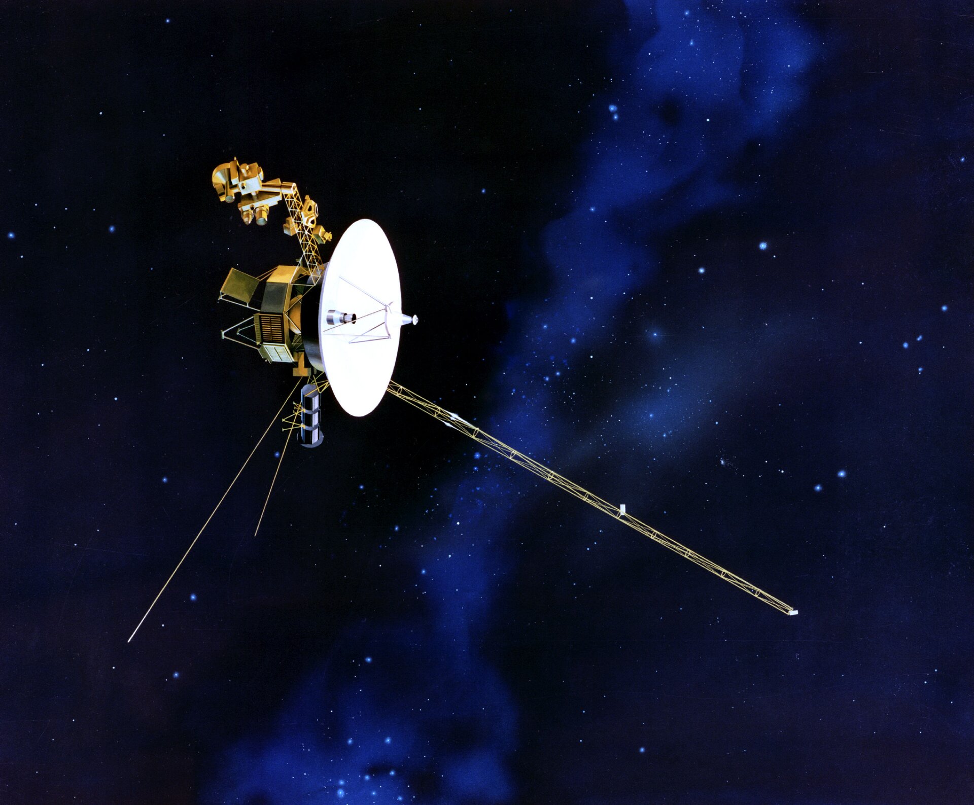 Ilustracja przedstawia bezzałogową sondę kosmiczną Voyager 2. Tło ciemnogranatowe, z małymi jasnymi punkcikami imitującymi gwiazdy. Na ilustracji widoczna sonda składająca się z białego talerza satelitarnego oraz połączonej z nim (z tyłu) złotej aparatury. Z dołu odchodzą w różnych kierunkach trzy długie, najprawdopodobniej metalowe, pręty.