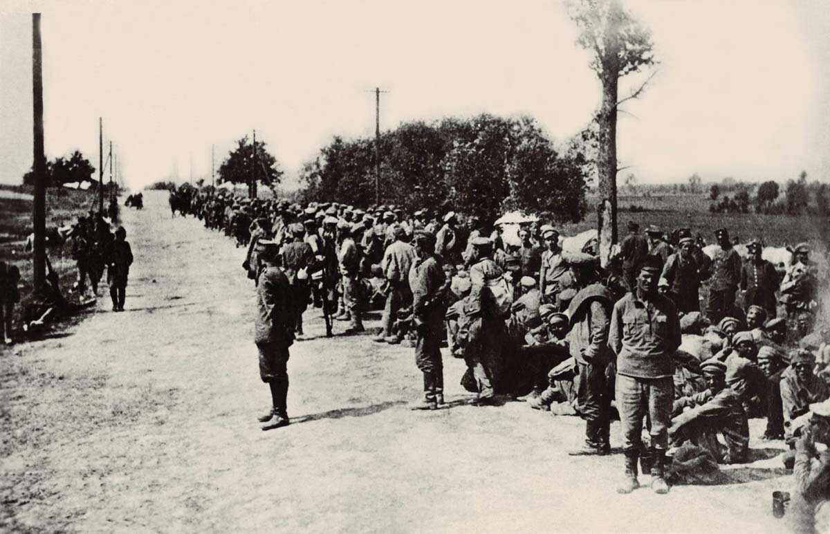 Jeńcy bolszewiccy po Bitwie Warszawskiej Źródło: Jeńcy bolszewiccy po Bitwie Warszawskiej, Fotografia, domena publiczna.