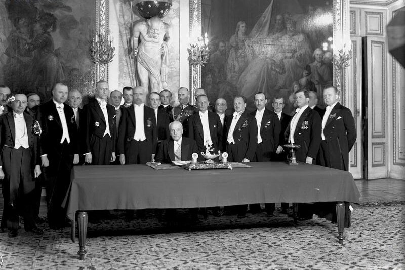 Uroczystość podpisania Konstytucji kwietniowej Źródło: Uroczystość podpisania Konstytucji kwietniowej, Fotografia, Narodowe Archiwum Cyfrowe, licencja: CC BY-SA 2.5.